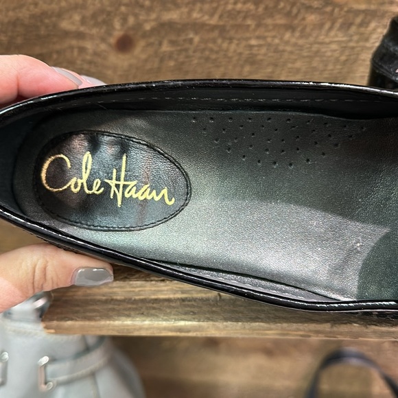 COLE HAAN BLACK PATENT LEATHER LOAFER WITH BOW - Picture 2 of 7